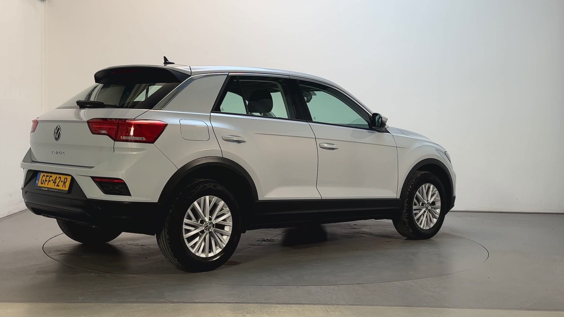 Volkswagen T-Roc 1.0 TSI Style Navigatie Parkeersensoren DAB, Auto's, Volkswagen, Voorwielaandrijving, Stof, Gebruikt, Wit