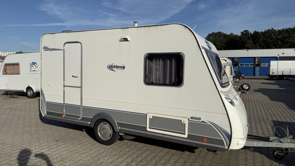 Caravelair Ambiance Style 400 CP bouwjaar 2009 met voortent, Fietsenrek, Bedrijf, Treinzit, 750 - 1000 kg