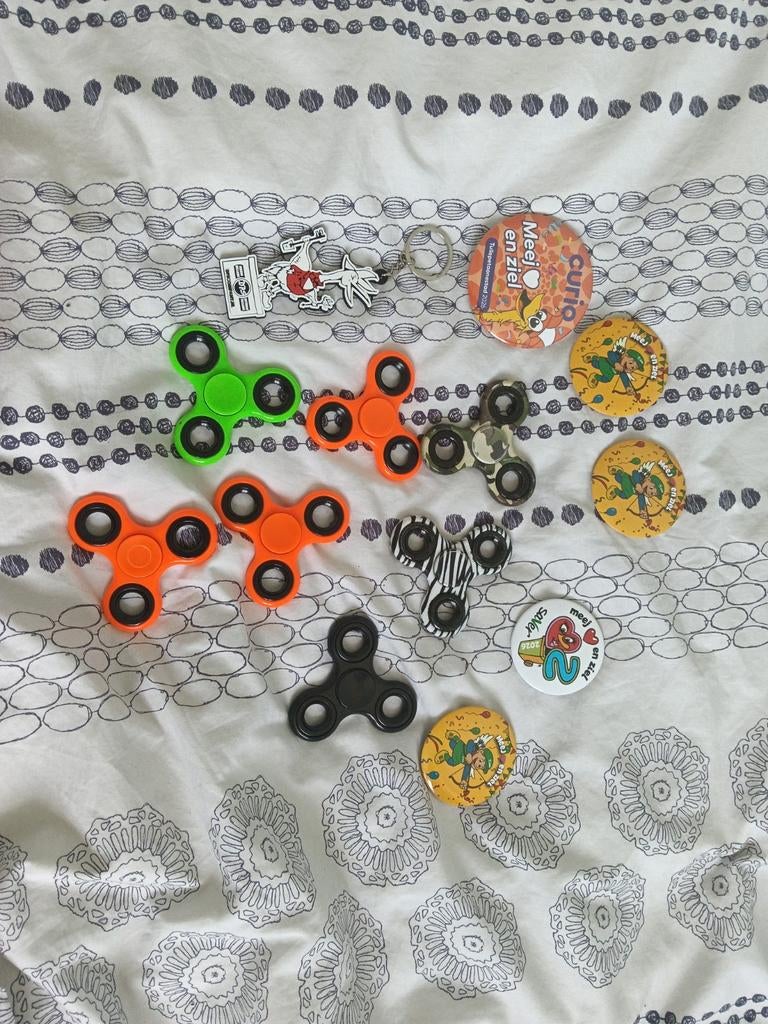 Fidget spinners, sleutelhanger en carnavalsbuttons, Ophalen, Zo goed als nieuw, Jongen of Meisje