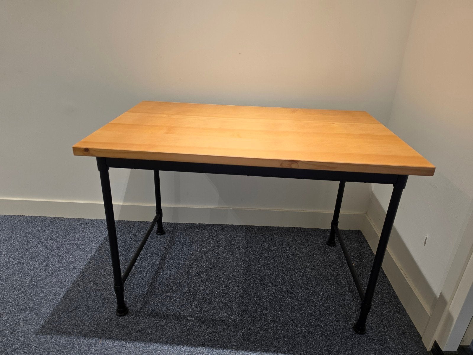 Bureau/Tafel met metalen frame en houten blad, 50 tot 100 cm, 100 tot 150 cm, Zo goed als nieuw, Rechthoekig