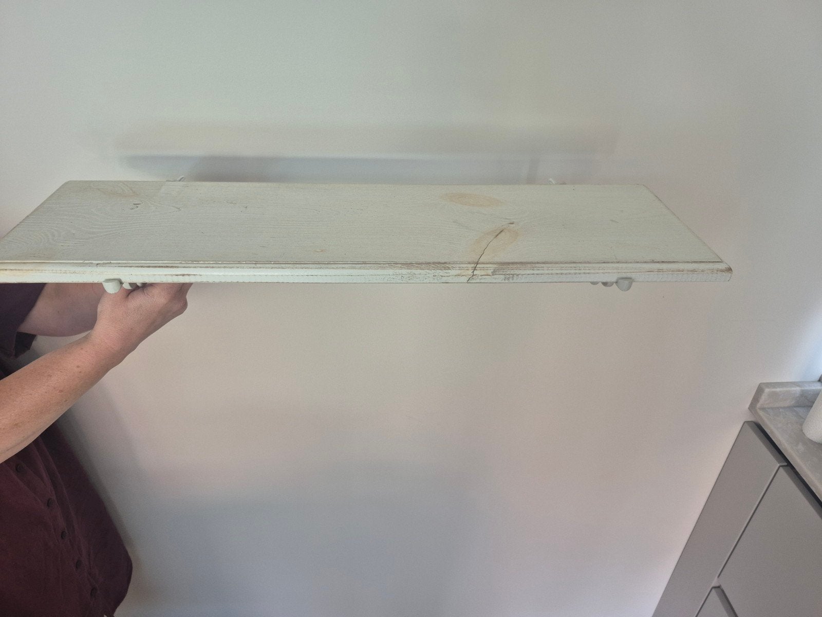 Witte houten wandplank met sierlijke beugels, Ophalen of Verzenden, Gebruikt