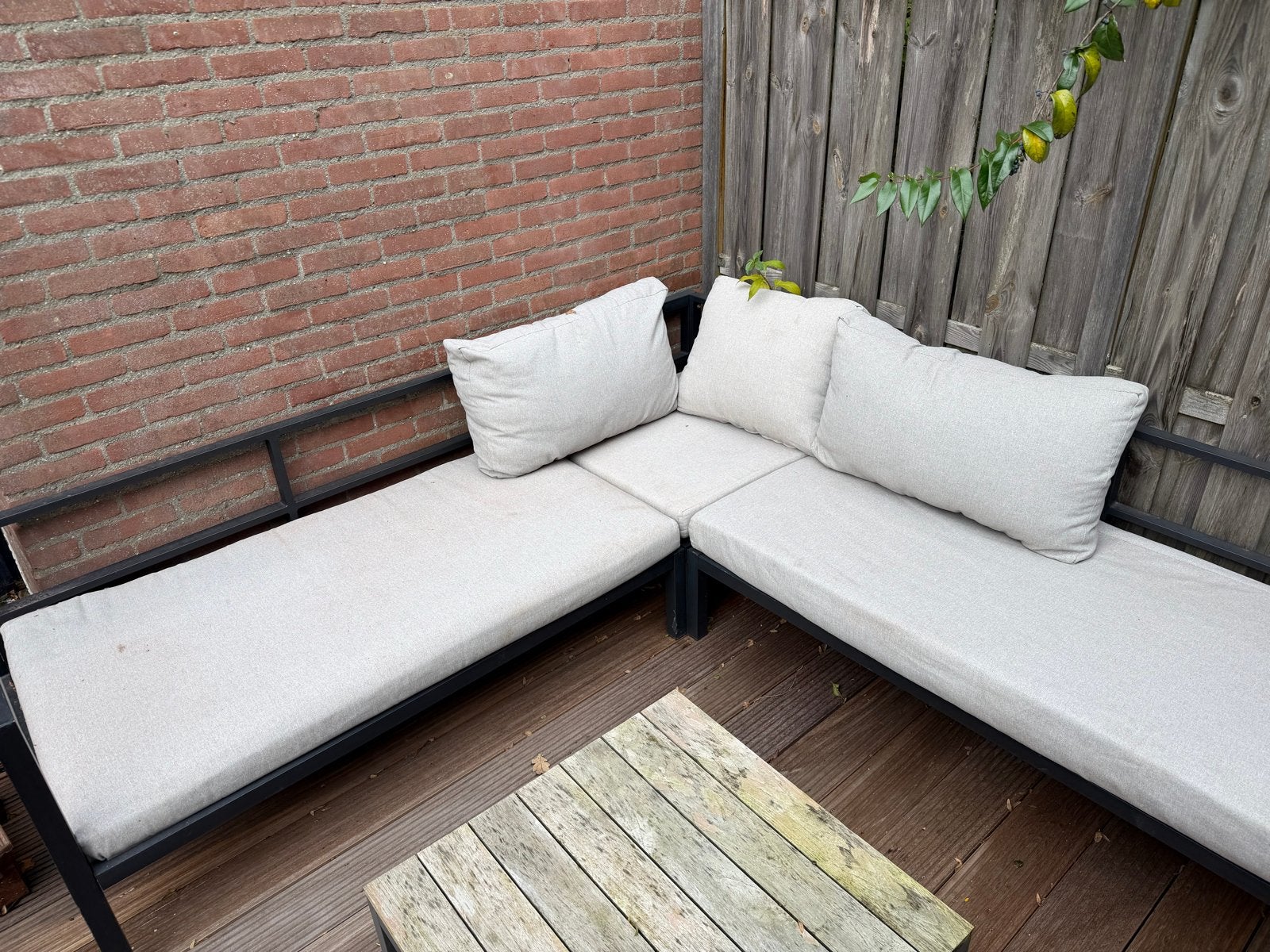 Comfortabele loungeset met kussens en bijzettafel, Ophalen, 4 zitplaatsen, Gebruikt, Aluminium