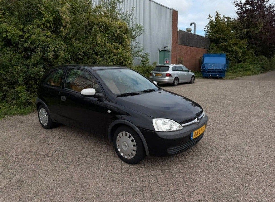 Foto 2 van Opel Corsa 1.2 16V Easytronic 2003 Zwart (zeer goede staat)