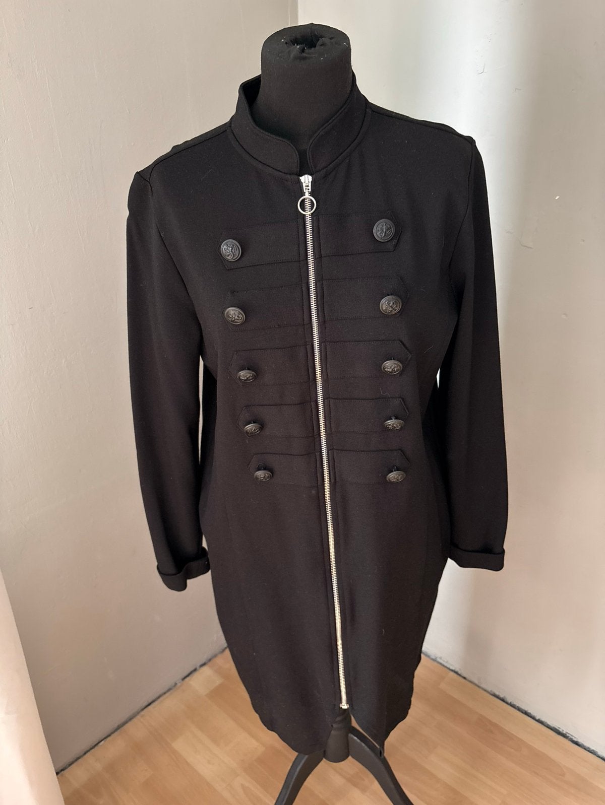 Zoso mooie zwarte blazer/jurk in militaire style mt 42, Ophalen of Verzenden, Zo goed als nieuw, Maat 42/44 (L), Zwart