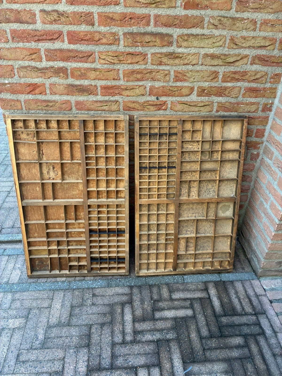 Oude letterbakken met handvaten, Ophalen