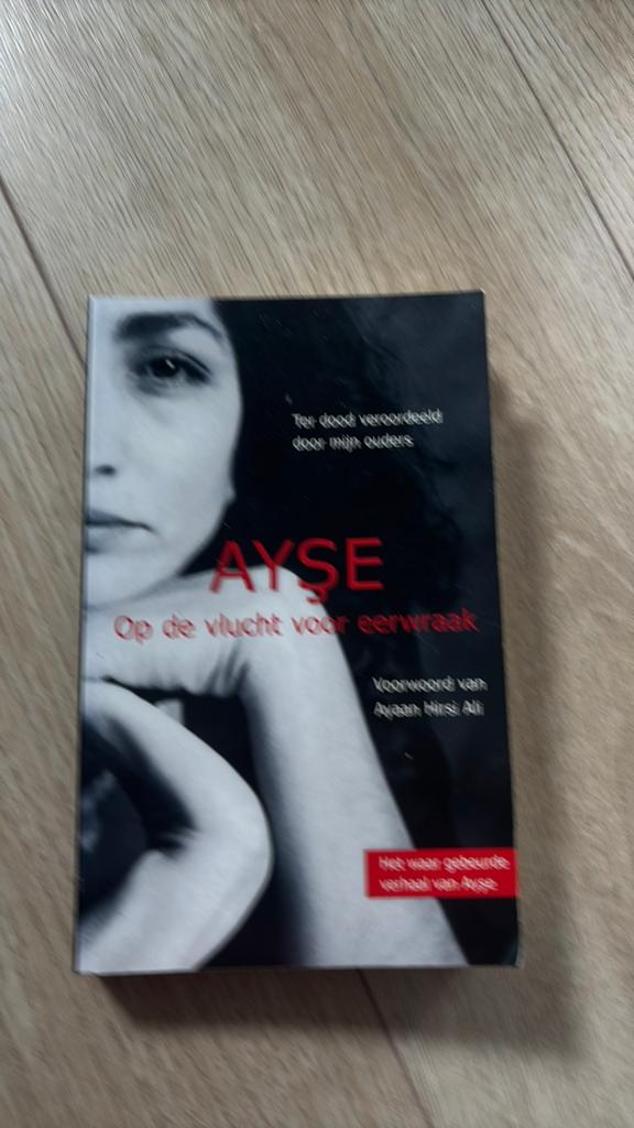 Ayse op de vlucht voor eerwraak, Ophalen of Verzenden, Zo goed als nieuw