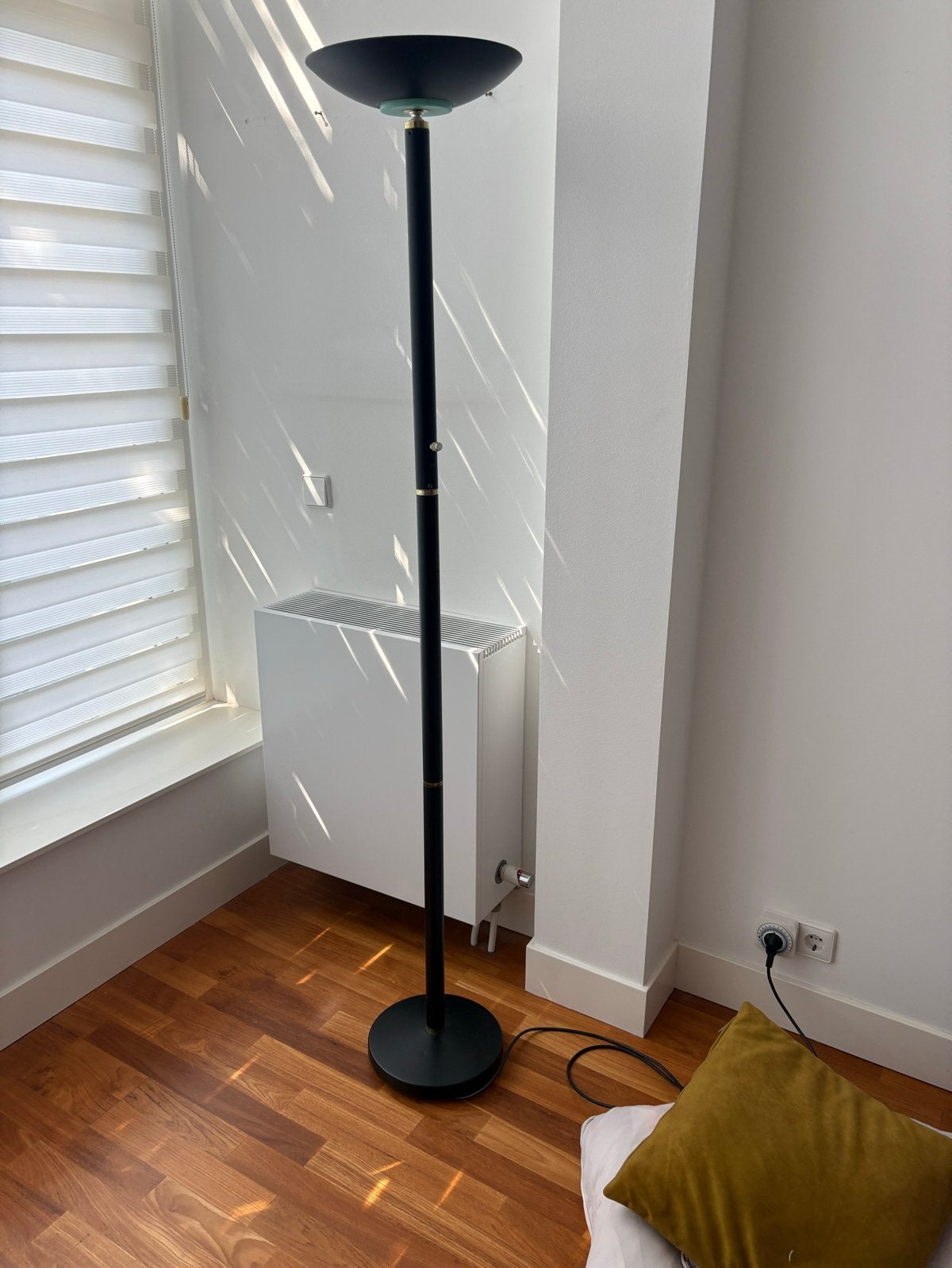 Zwarte vloerlamp met dimmer - Indirecte verlichting, Ophalen, Overige fittingen, Zo goed als nieuw, Metaal