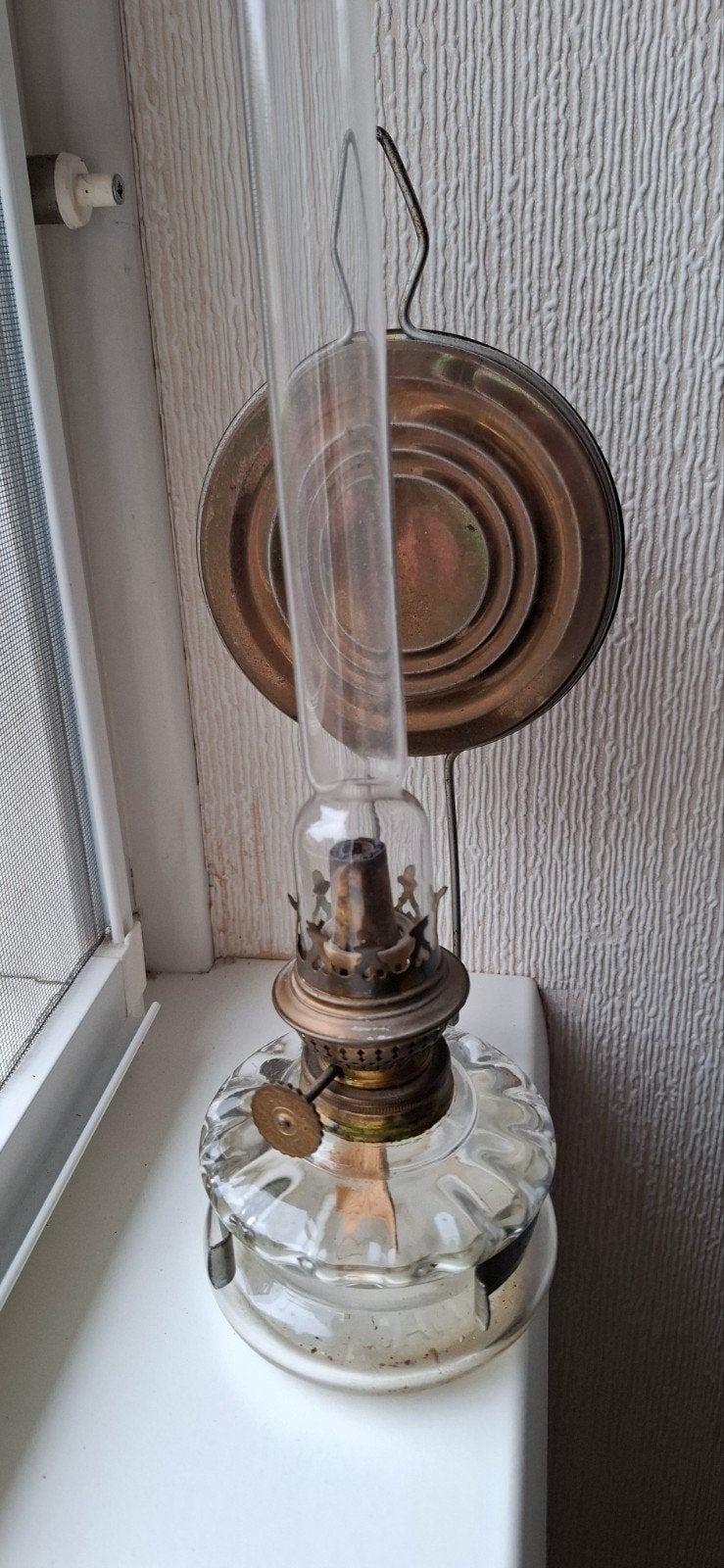 Antieke olielamp met glazen reservoir en metalen kap, Ophalen
