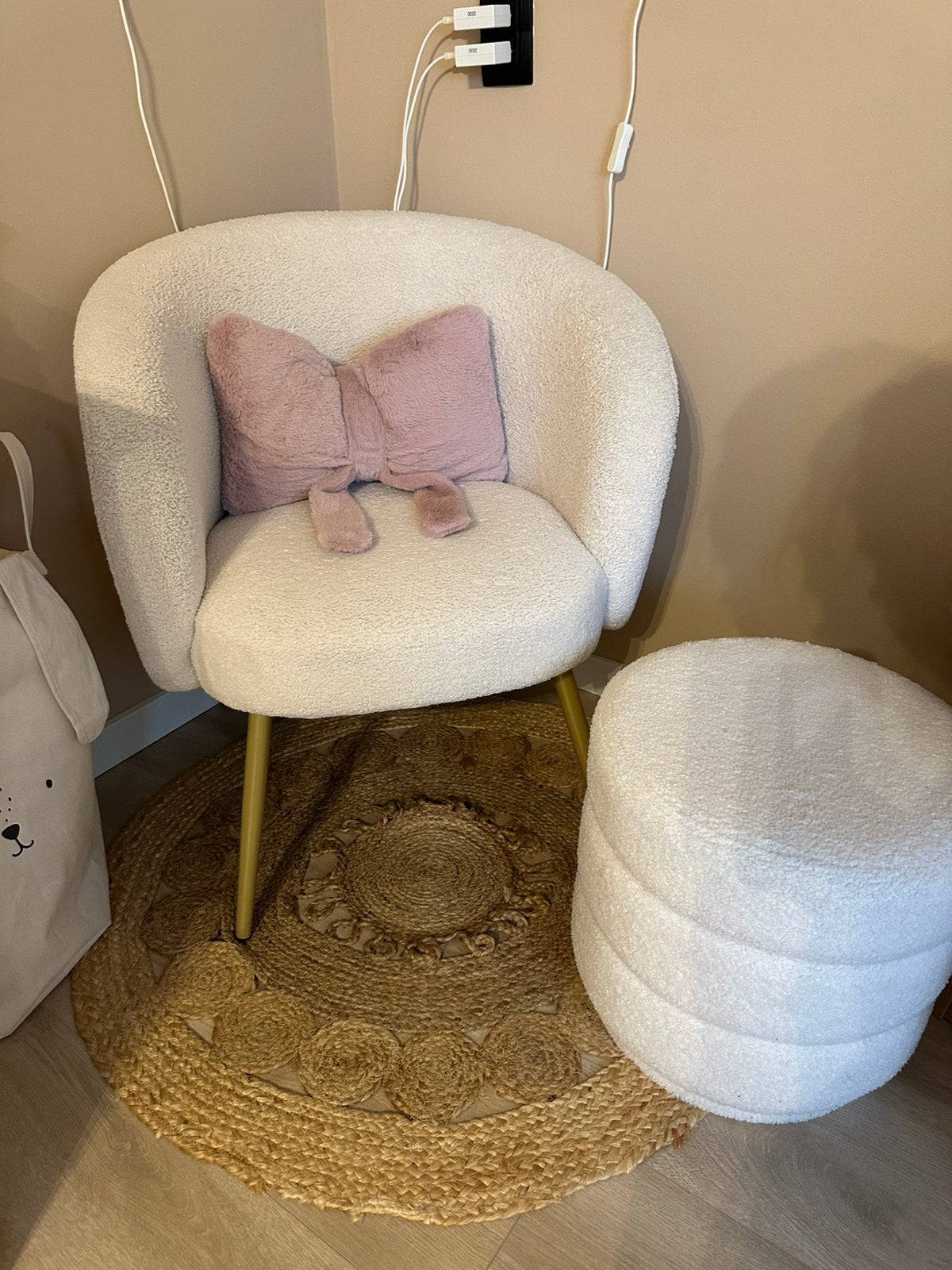 Wit Boucle stoel met gratis poef, Ophalen, Zo goed als nieuw, 50 tot 75 cm