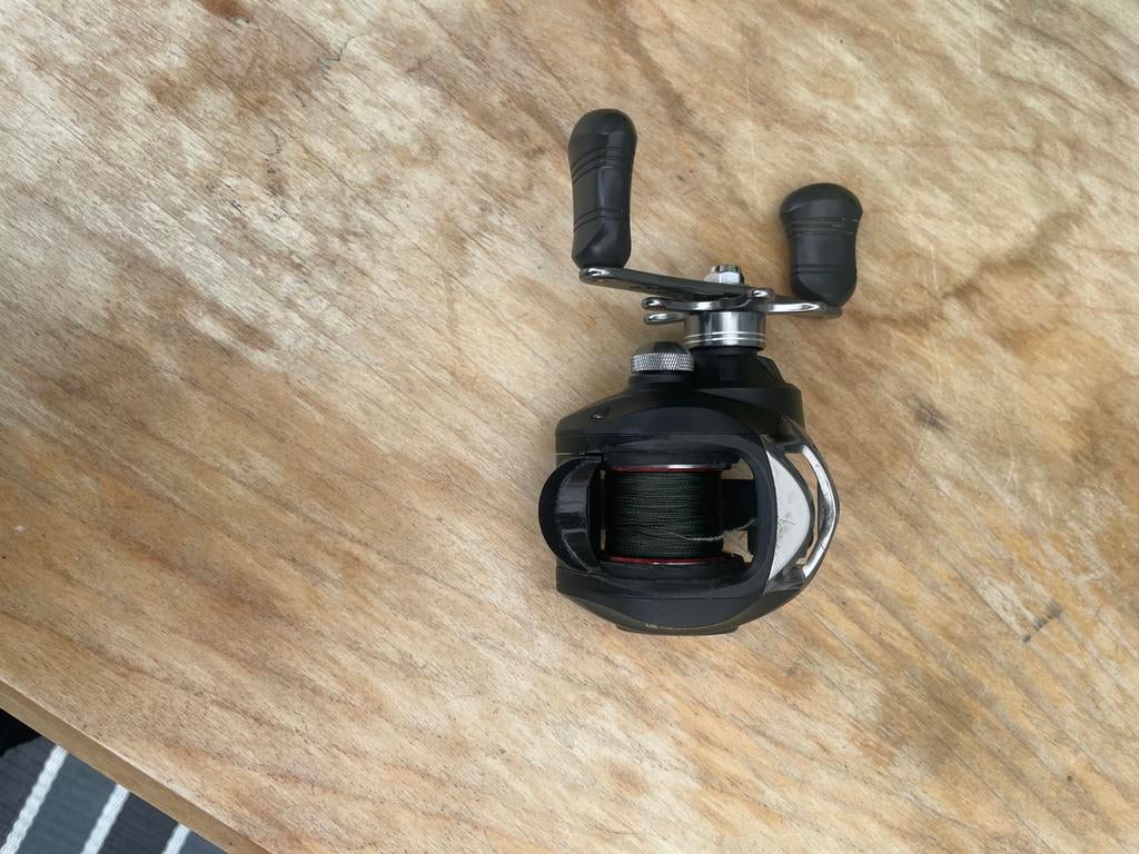Baitcaster reel zo goed als nieuw met sterke draad, Ophalen, Zo goed als nieuw, Werphengel