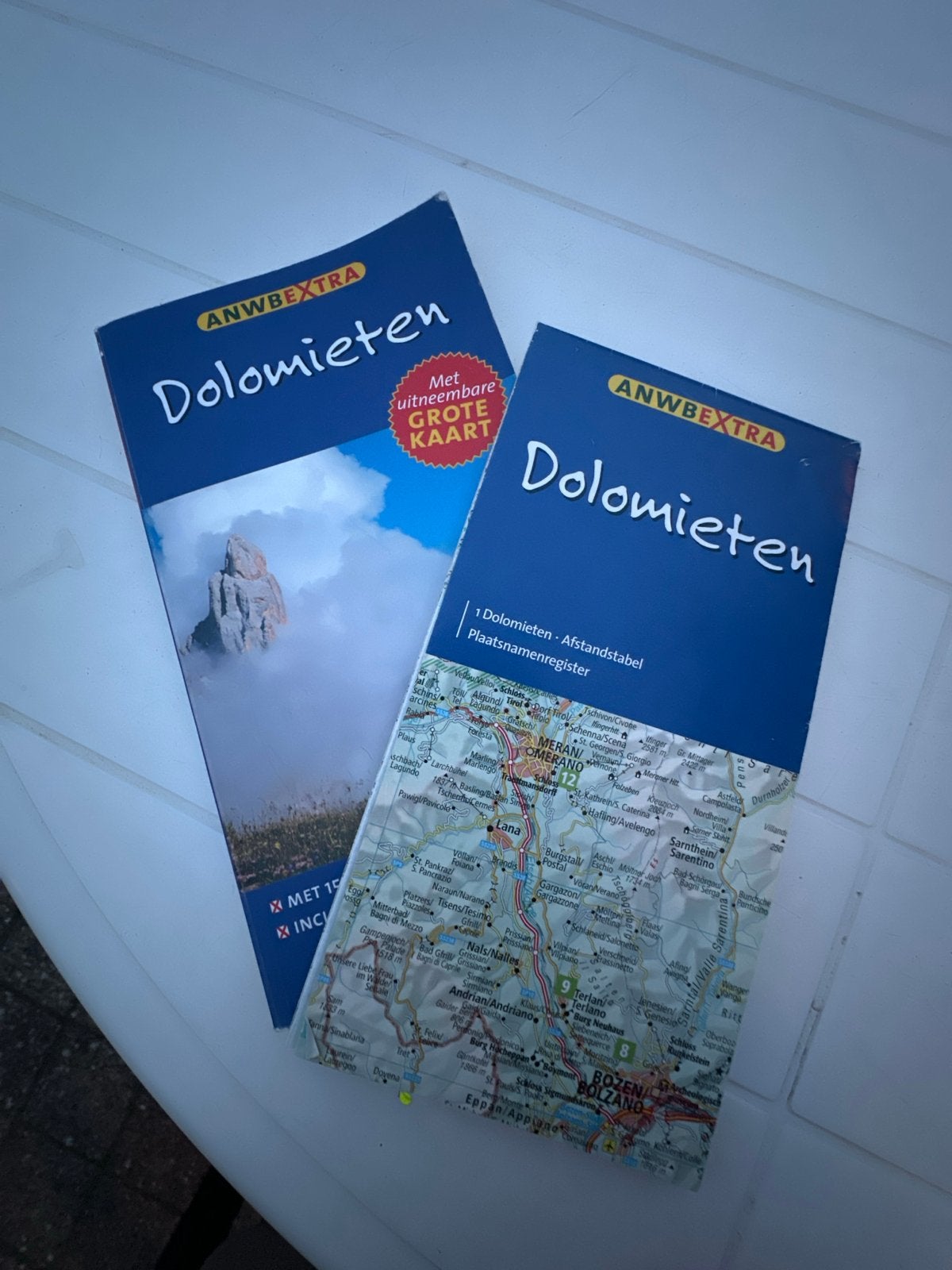 ANWB Extra Dolomieten Reisgids met uitneembare kaart, Europa, Ophalen of Verzenden, Zo goed als nieuw, Reisgids of -boek
