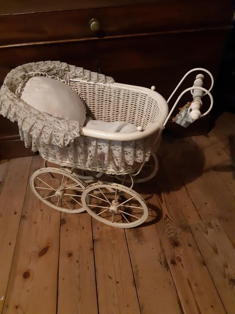 Nostalgische rieten poppenwagen met metalen wielen, Ophalen