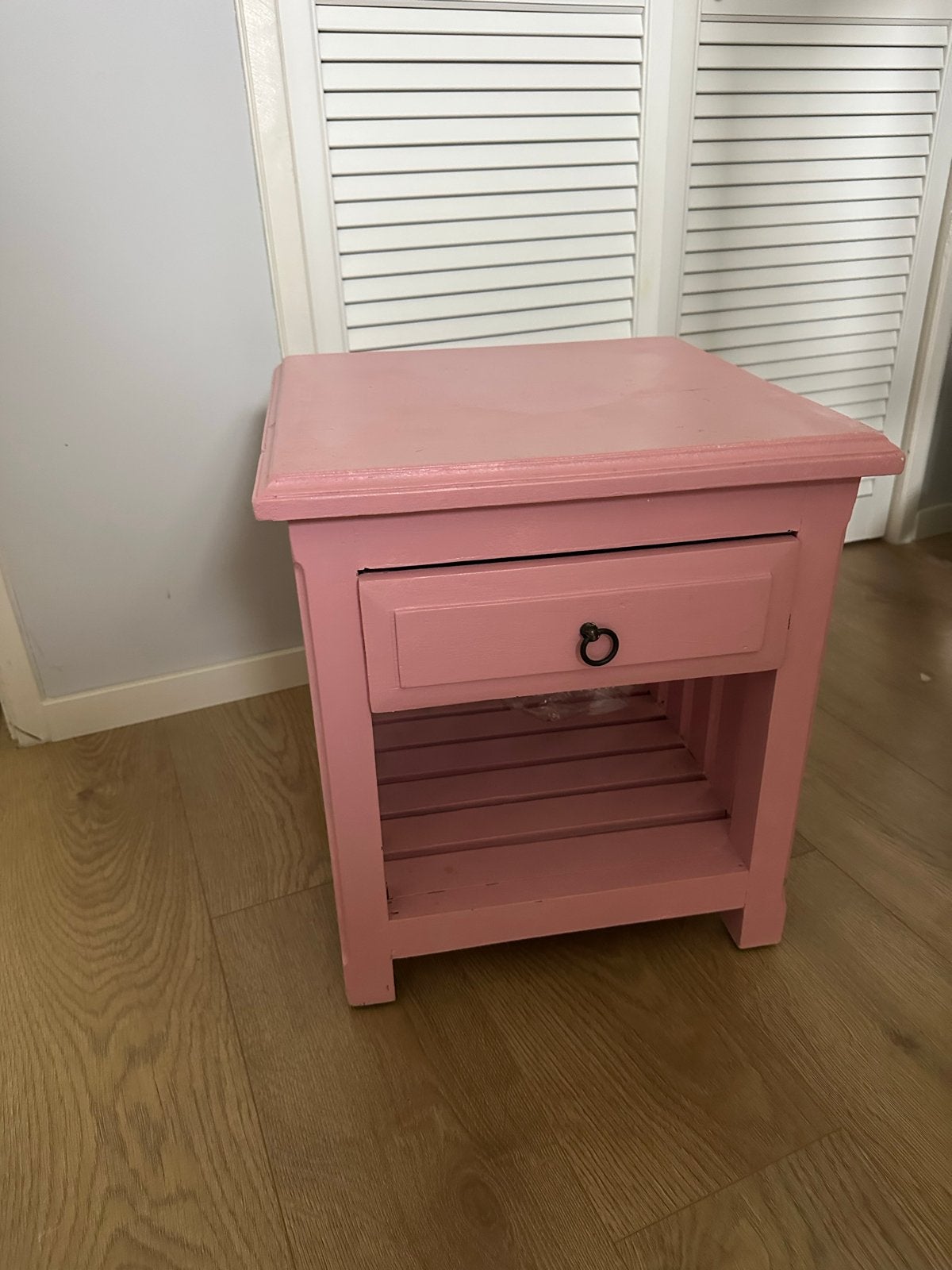 Roze nachtkastje met lade en open vak, Ophalen, Gebruikt, 55 tot 70 cm, 45 tot 65 cm