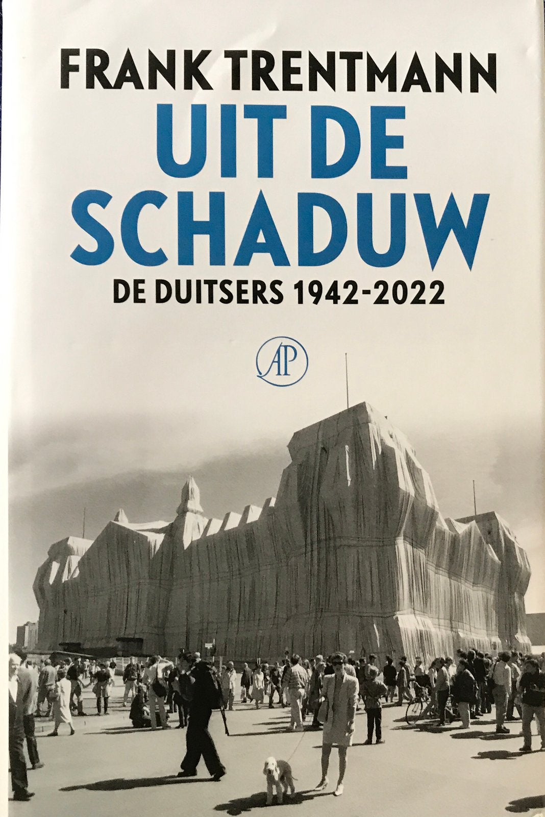 Uit de schaduw. Frank Trentmann, Europa, Ophalen of Verzenden, Zo goed als nieuw, Frank Trentmann