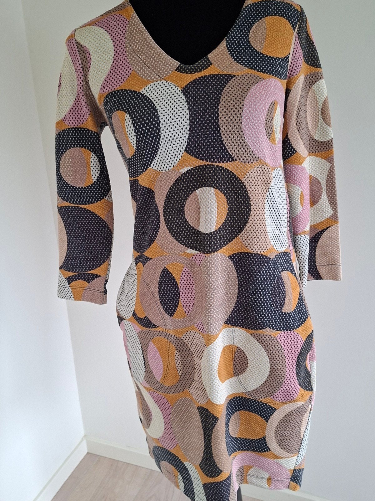 Supermooie jurk met geometrische print van Kyra&Ko,  maat S, Meerkleurig, Ophalen of Verzenden, Zo goed als nieuw, Knielengte