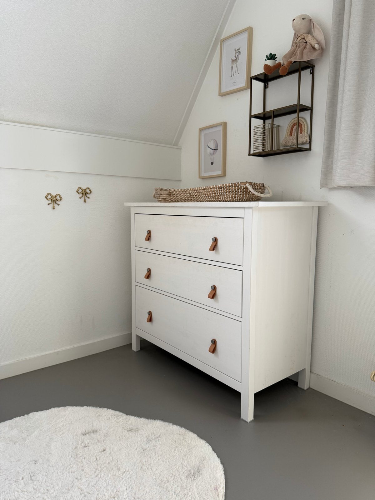 Ikea Hemnes Commode / Dressoir - Wit met leren handgrepen, Ophalen, Gebruikt, 50 tot 70 cm, 100 cm of meer