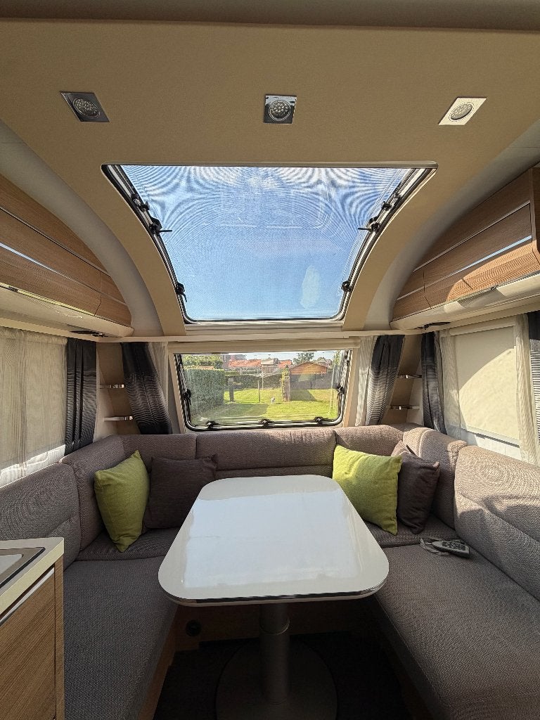 Adria Adora 462 UP 2015 | Airco | Voortent | Zeer netjes, Rondzit, Frans bed, Particulier, Luifel