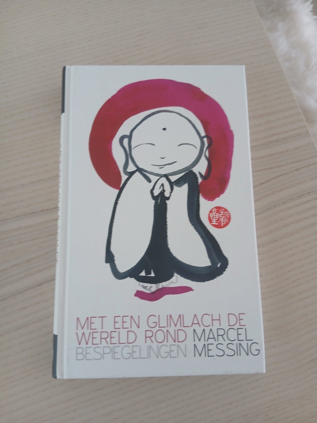 Marcel Messing - Met een glimlach de wereld rond, Achtergrond en Informatie, Spiritualiteit algemeen, Ophalen of Verzenden, Zo goed als nieuw