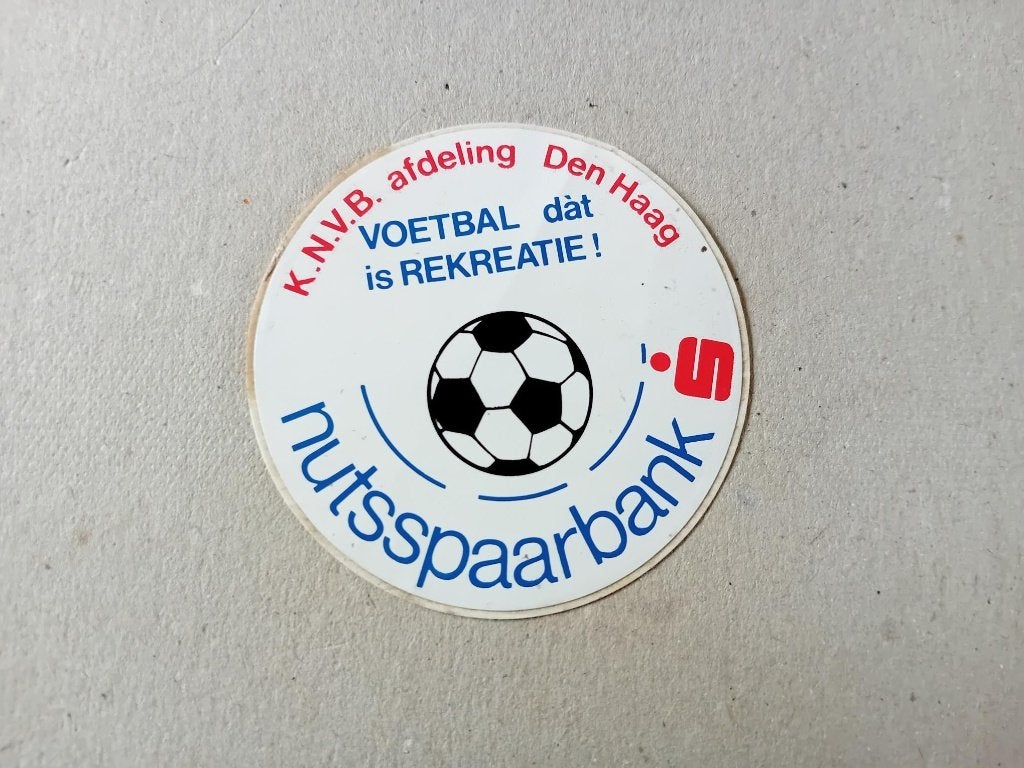 KNVB sticker afdeling Den Haag door Nutsspaarbank 6cm, Ophalen of Verzenden, Zo goed als nieuw, Bedrijf of Vereniging