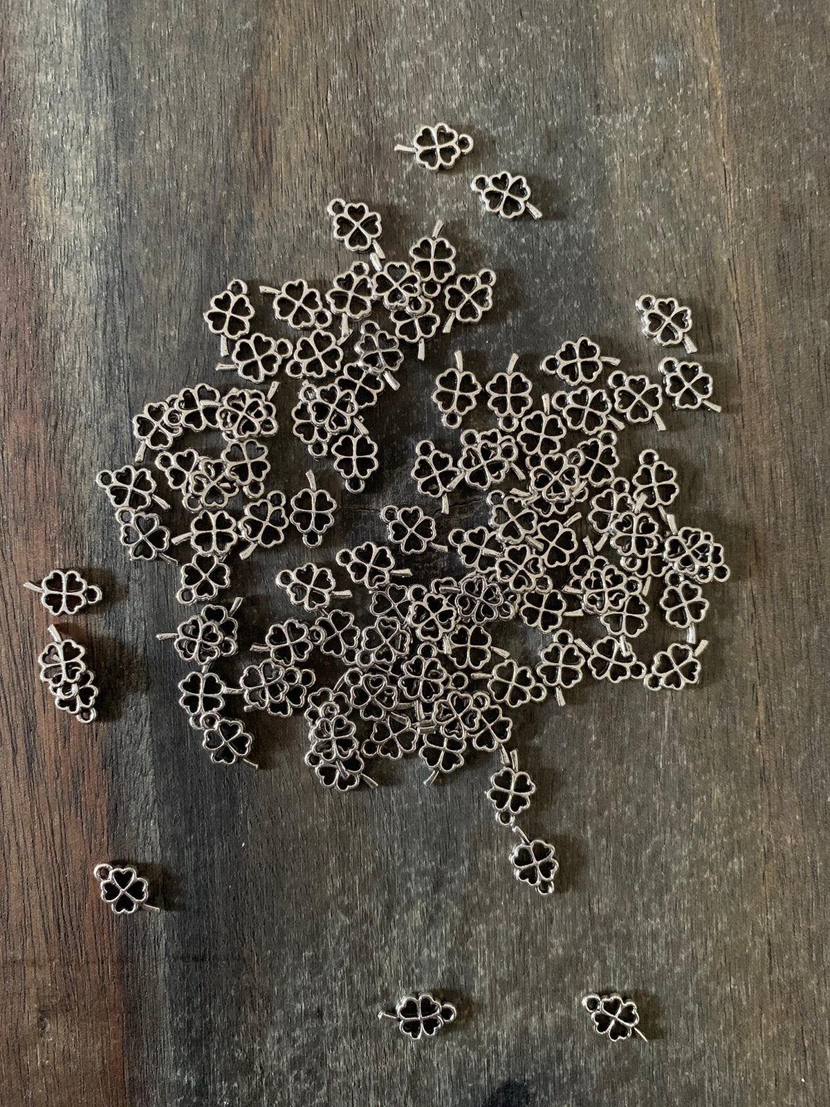 Zilverkleurige bedels klavertje 4, Overige merken, Overige materialen, Nieuw, Ophalen of Verzenden
