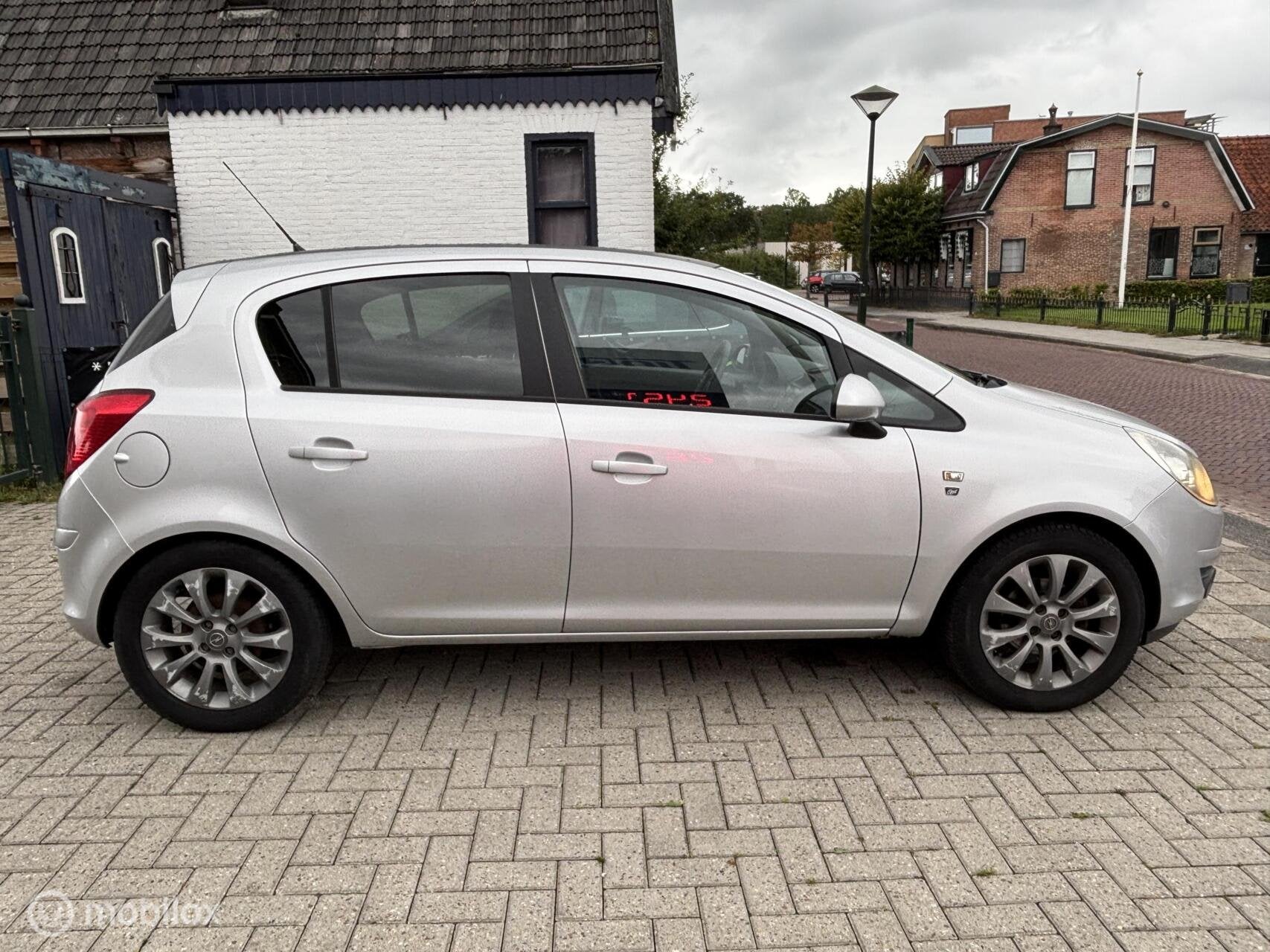 Opel Corsa 1.4-16V rijd en schakelt goed ! koopje ! lelijk, Auto's, Voorwielaandrijving, Euro 5, Gebruikt, 1398 cc