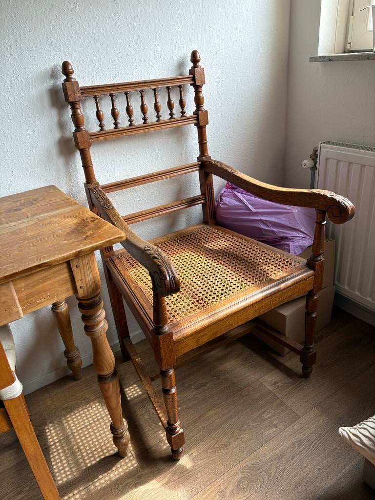 Antieke houten stoel met rieten zitting (2 stuks beschikbaar, Ophalen