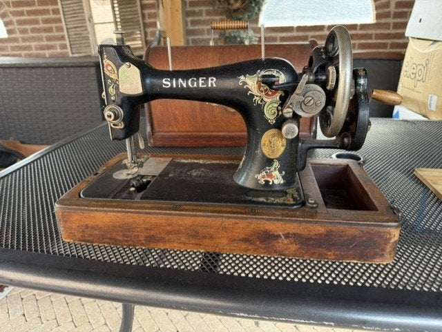 Te koop ouderwetse naaimachine, Ophalen