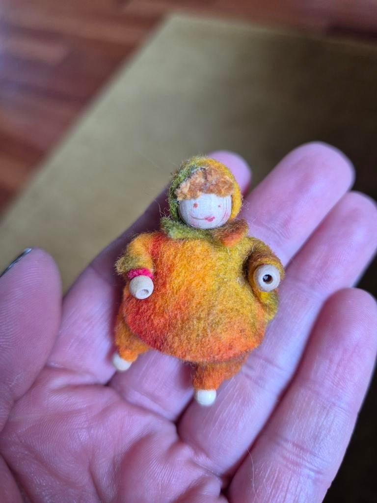 Handgemaakte Vilten Pop Broche - Uniek en Kleurrijk, Textiel, Meerkleurig, Ophalen of Verzenden, Zo goed als nieuw