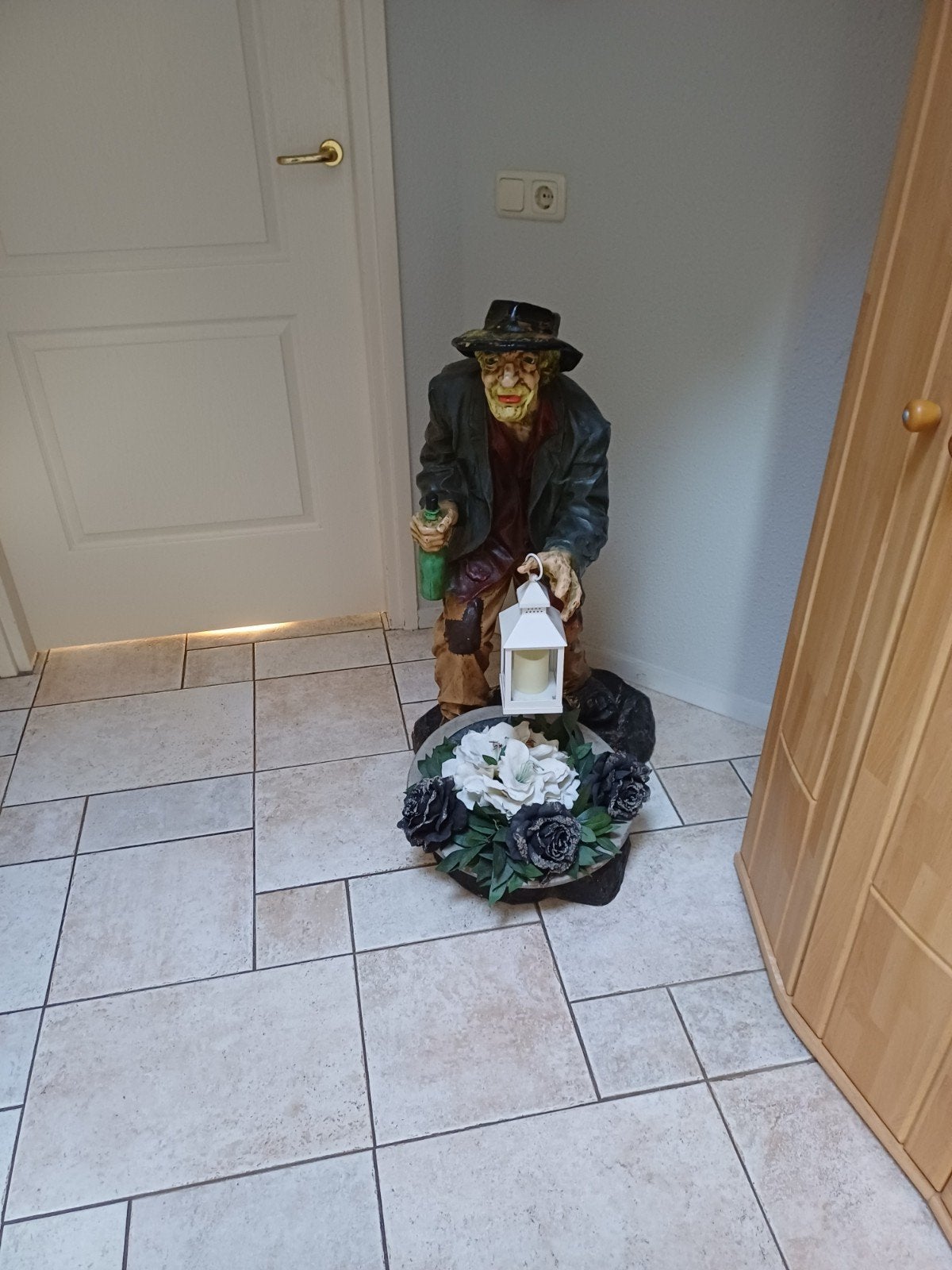 Decoratieve kabouter met lantaarn en bloemen, Meerkleurig, Overige materialen, Overige stijlen, Ophalen of Verzenden
