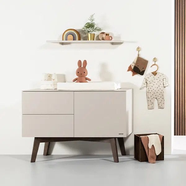 Kidsmill Sixties oatmeal / walnoot Commode en kleding kast, Ophalen, 50 tot 70 cm, Voetruimte, 100 cm of meer
