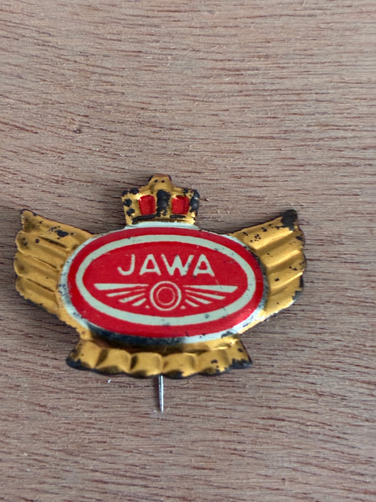 Vintage Jawa Motorcycle Speld - Tsjechoslowakije, Verzamelen, Ophalen, Gebruikt, Gebruiksvoorwerp