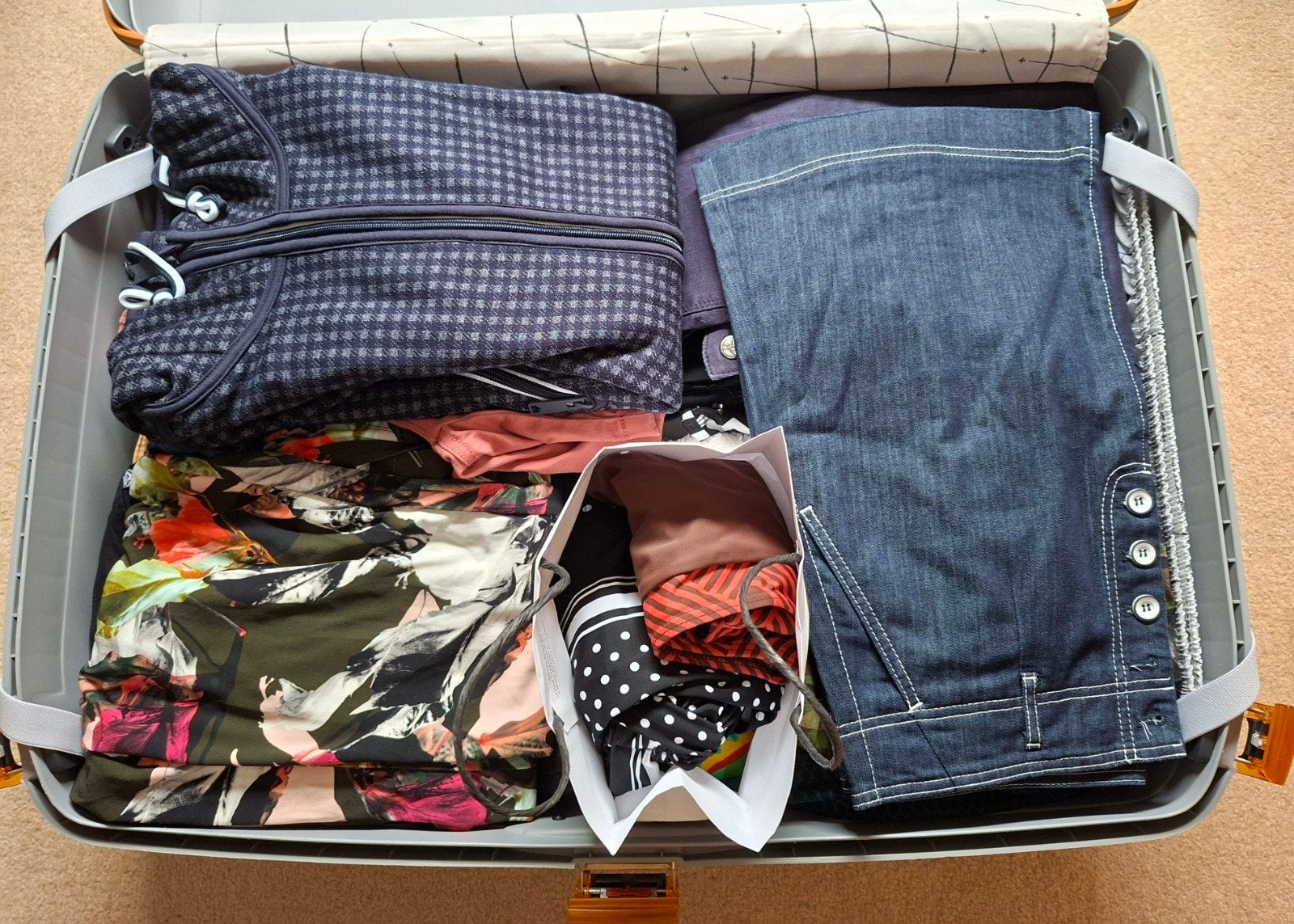 Grote Samsonite koffer vol met diverse goede dameskleding, Ophalen, Zo goed als nieuw, Maat 38/40 (M)