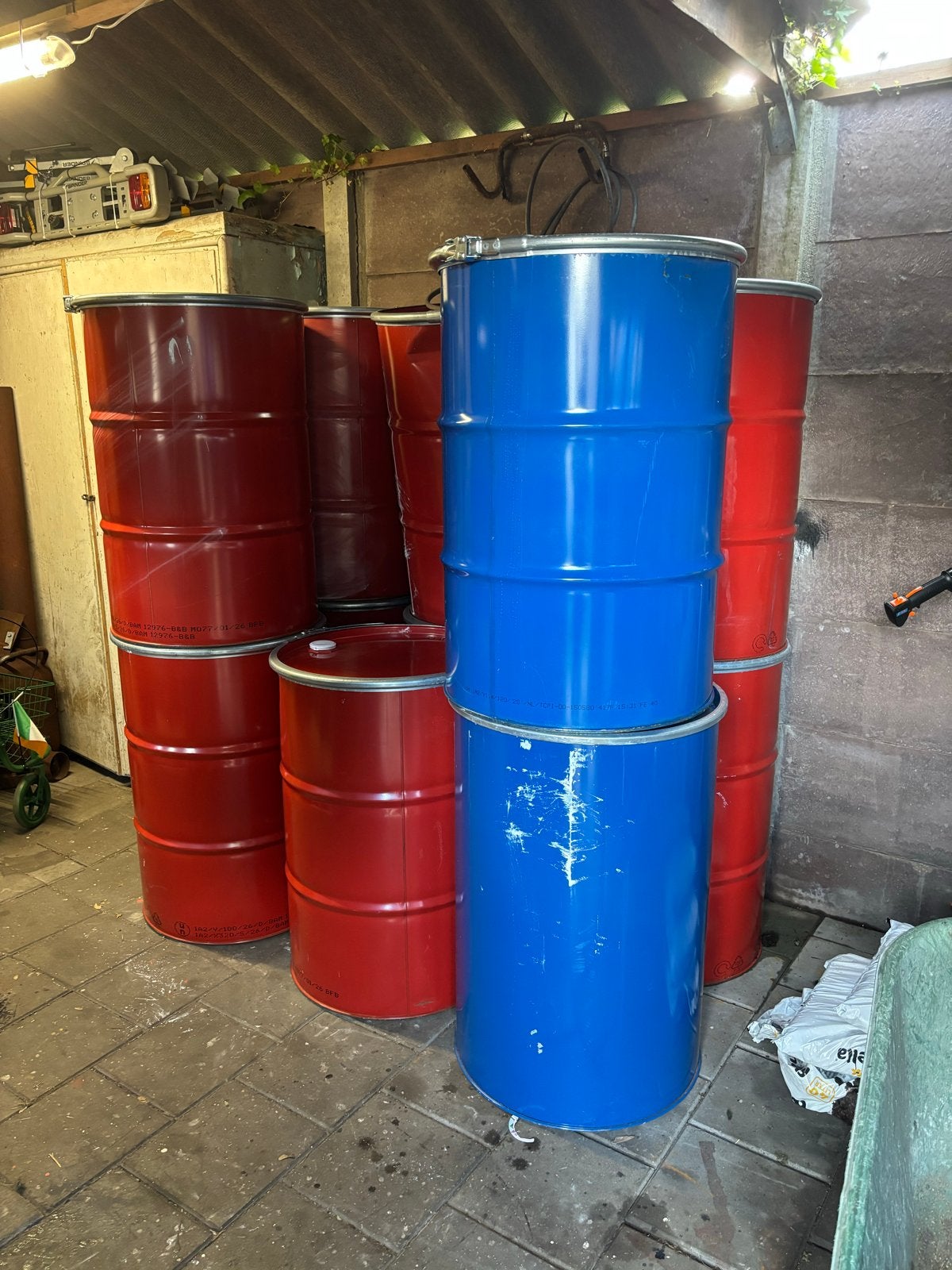 Blauwe en rode olievaten 200 liter - Brandton of opslag, Tuin en Terras, Ophalen, Gebruikt