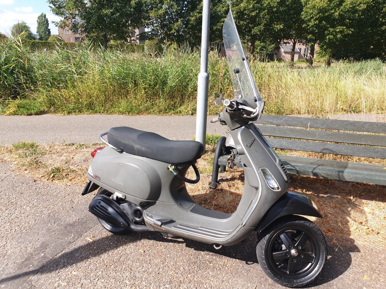 Vespa Snorbrommer 2-takt uit 2009 met alarm en roboslot, Fietsen en Brommers, Ophalen, Gebruikt, Benzine, Vespa