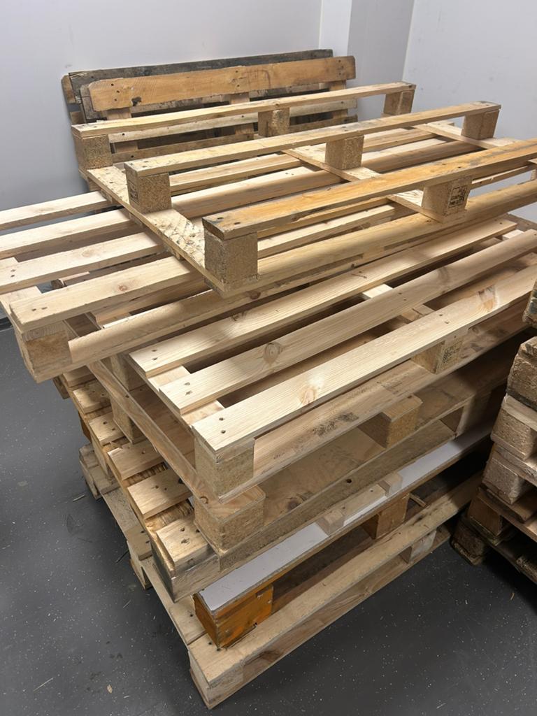 Pallets gratis op te halen, Ophalen of Verzenden, Zo goed als nieuw, 50 mm of meer, Pallet