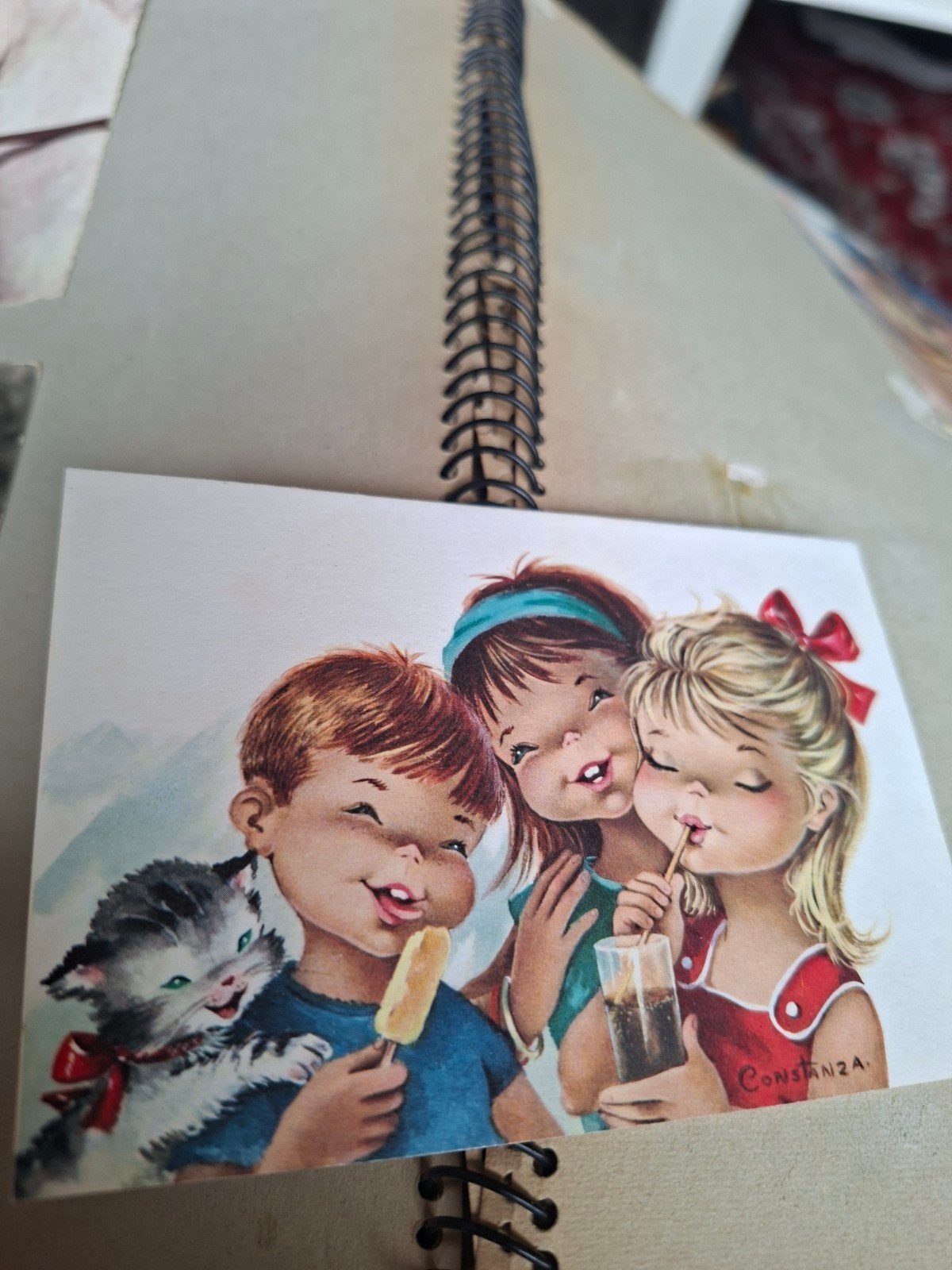 Vintage Ansichtkaart: Kinderen met Kat en IJsje/Frisdrank, Ophalen
