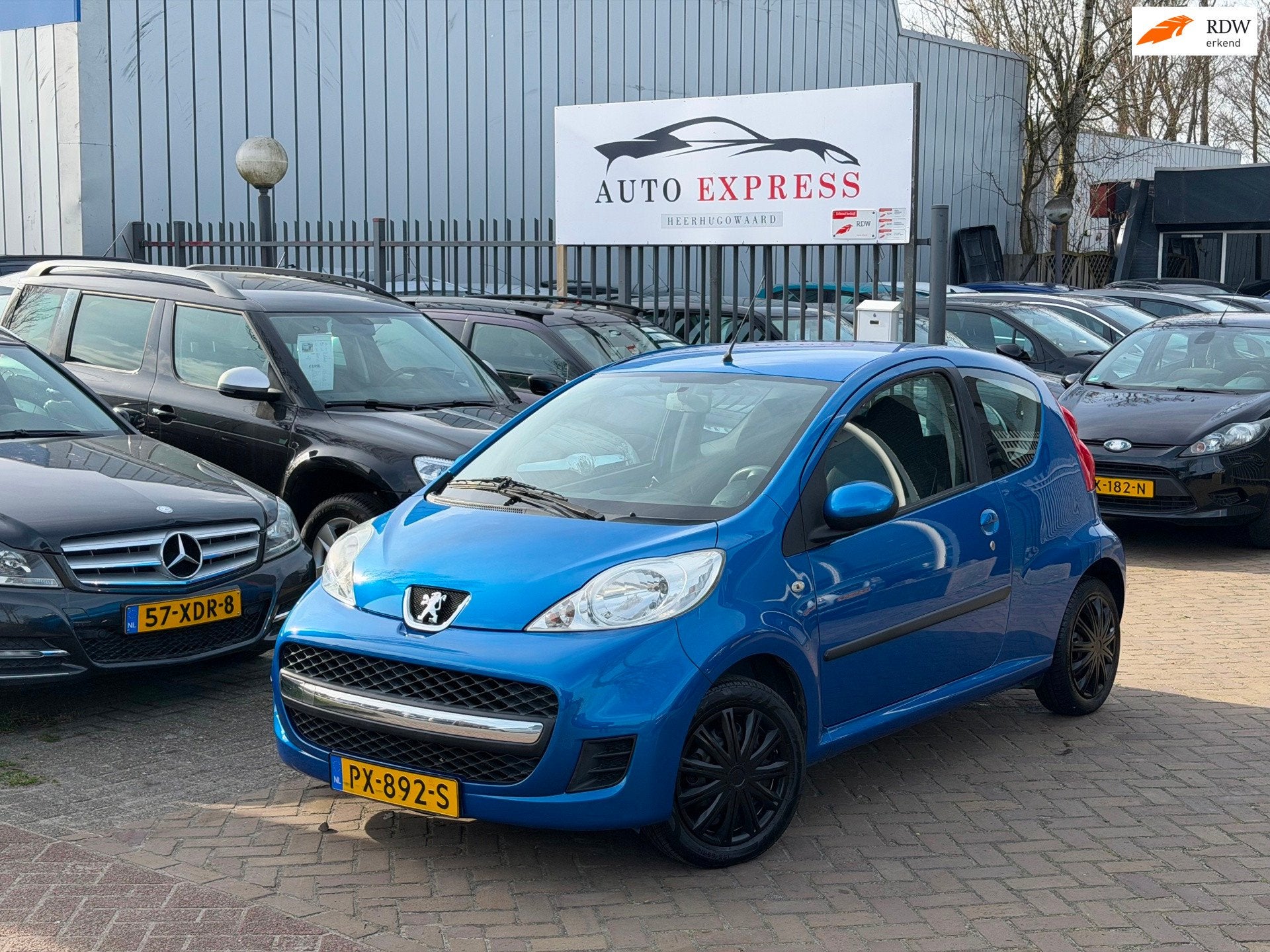 Peugeot 107 1.0-12V XR/Stuurbekrachtiging/Elektrische raam/A, Auto's, Dealer onderhouden, Metallic lak, Gebruikt, 68 pk