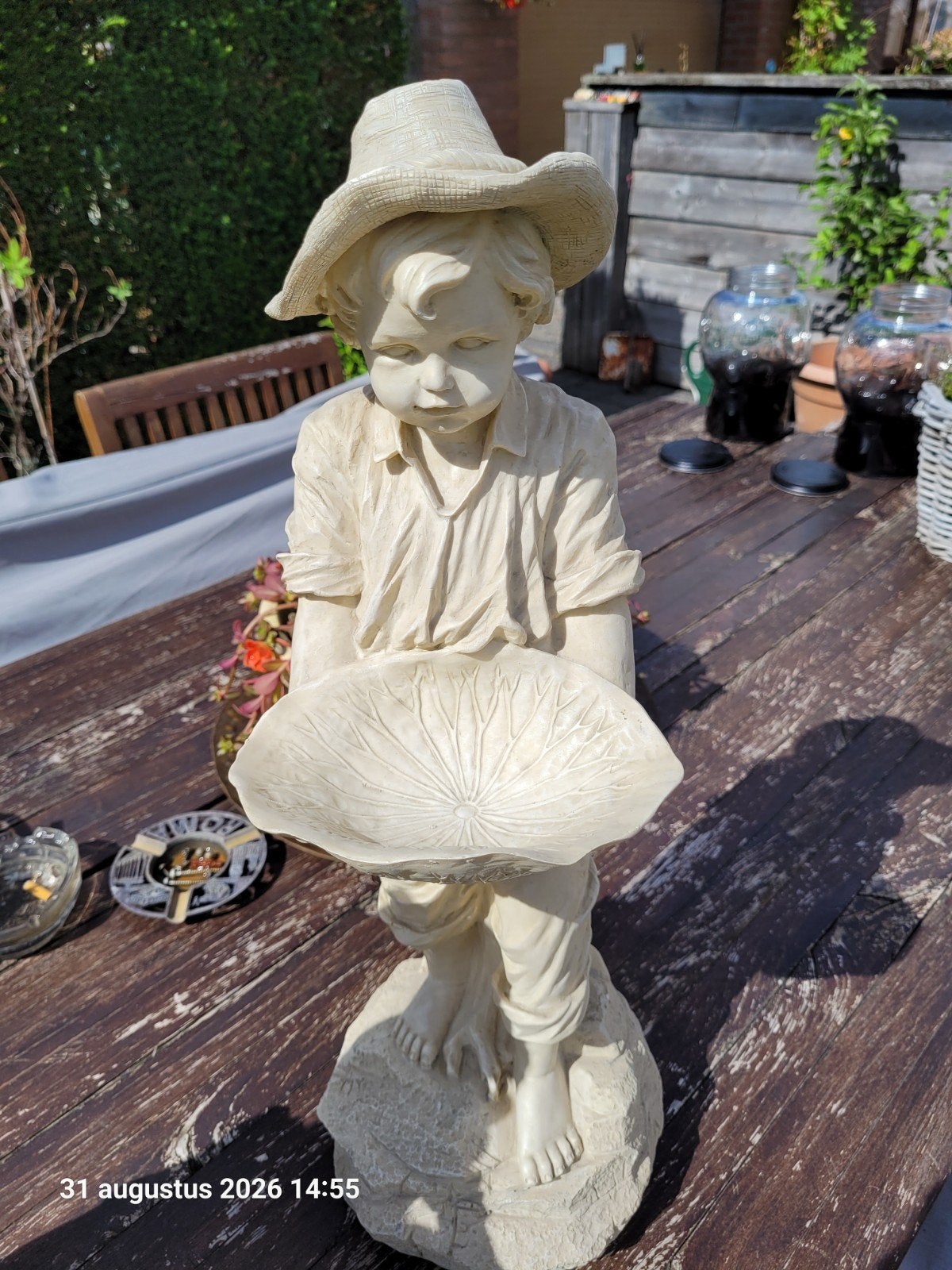 Decoratieve beelden jongen en meisje met schaal, 55 cm hoog, Tuin en Terras, Ophalen, Gebruikt, Overige materialen, Mensenbeeld