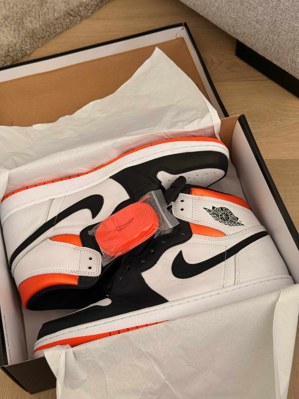 NEW Nike Air Jordan 1 Retro High OG Electro Orange Maat 46, Ophalen, Nieuw, Overige kleuren, Sneakers of Gympen