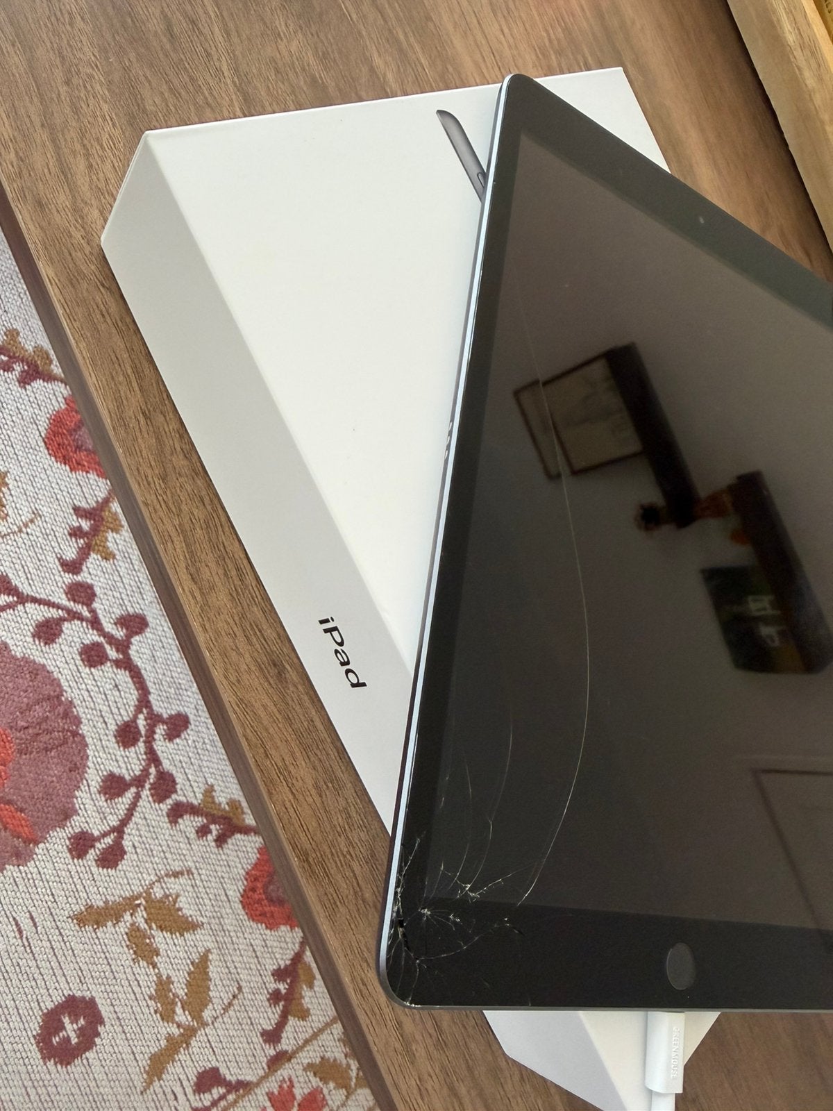 Apple iPad, Gebruikt, Overige modellen, 32 GB, Grijs
