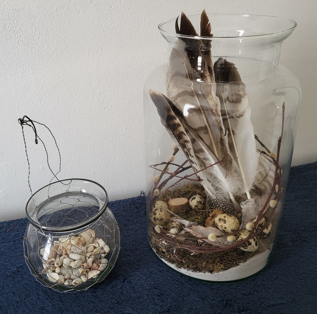 3 glazen potten/vazen + schelpen/veren/eitjes + 2 kettingen, Ophalen, Zo goed als nieuw