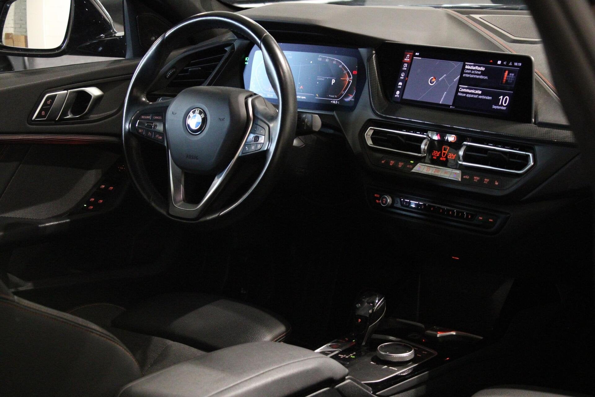BMW 1-serie 118i Sport | CAMERA | H/K | CarPlay | TRKHAAK |, 136 pk, Gebruikt, Met garantie (alle), Verwarmde buitenspiegels