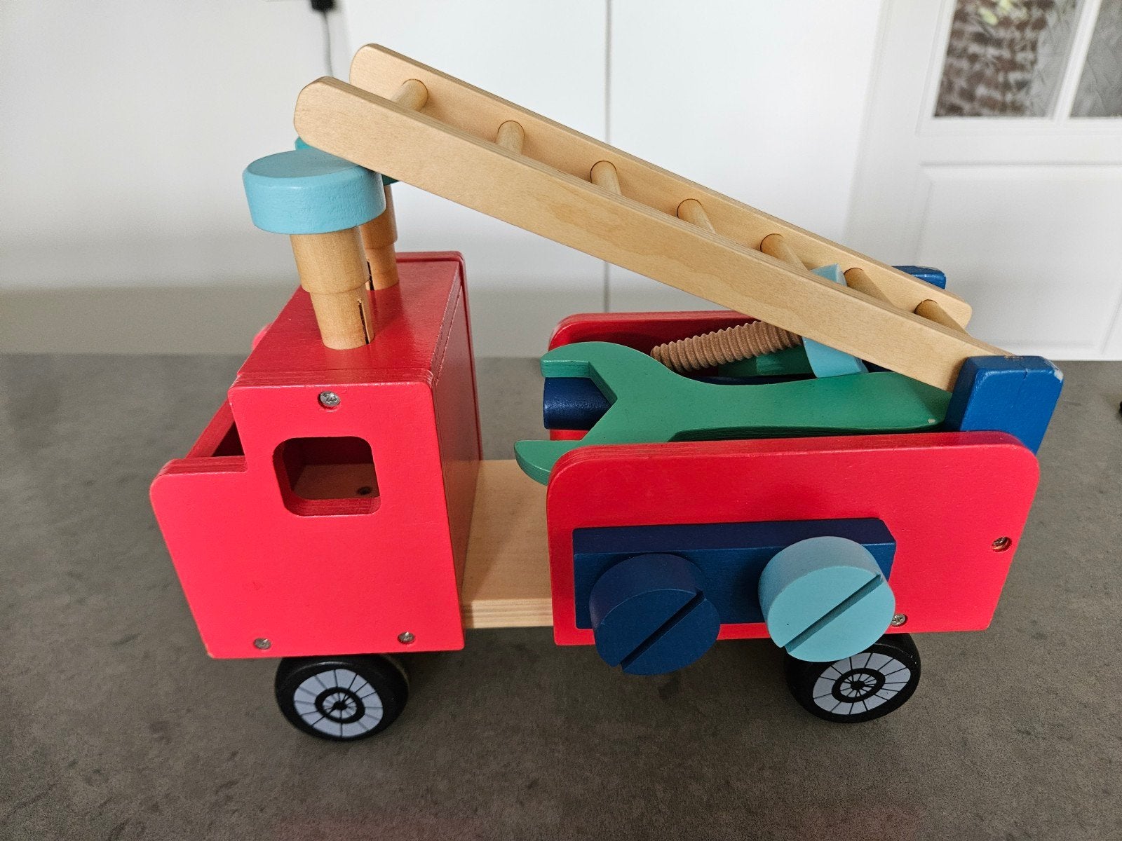 Houten brandweerwagen met gereedschap, Ophalen, Gebruikt, Rij- of Hobbelspeelgoed