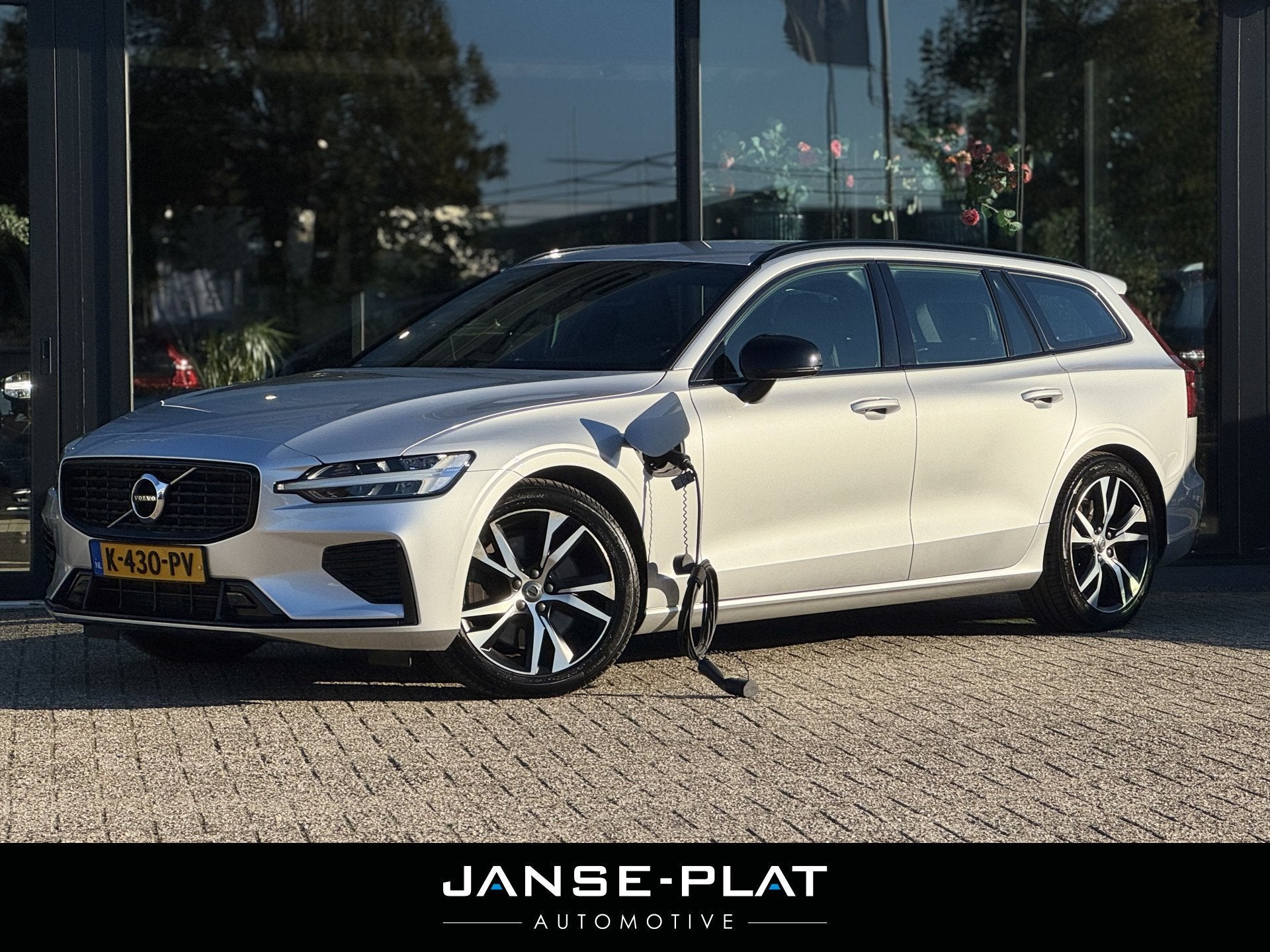 Volvo V60 2.0 T6 Recharge AWD R-Design Wegdr.Trekhaak | Adap, Automaat, Dealer onderhouden, Gebruikt, Leder en Stof