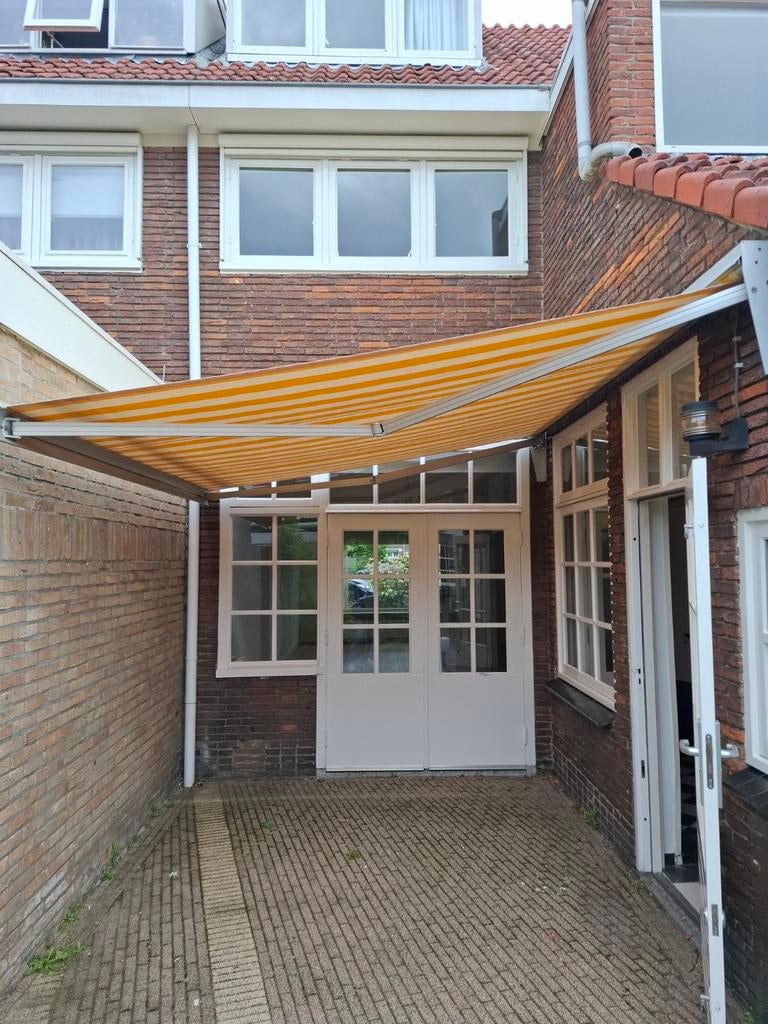 Zonnescherm knikarmscherm geel/wit gestreept, Tuin en Terras, Ophalen, Gebruikt, 150 tot 300 cm, 250 cm tot 450 cm