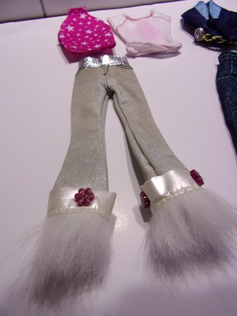Barbie grijze broek+bontrandje+rose+blauw+wit topje, Ophalen of Verzenden, Zo goed als nieuw, Fashion Doll