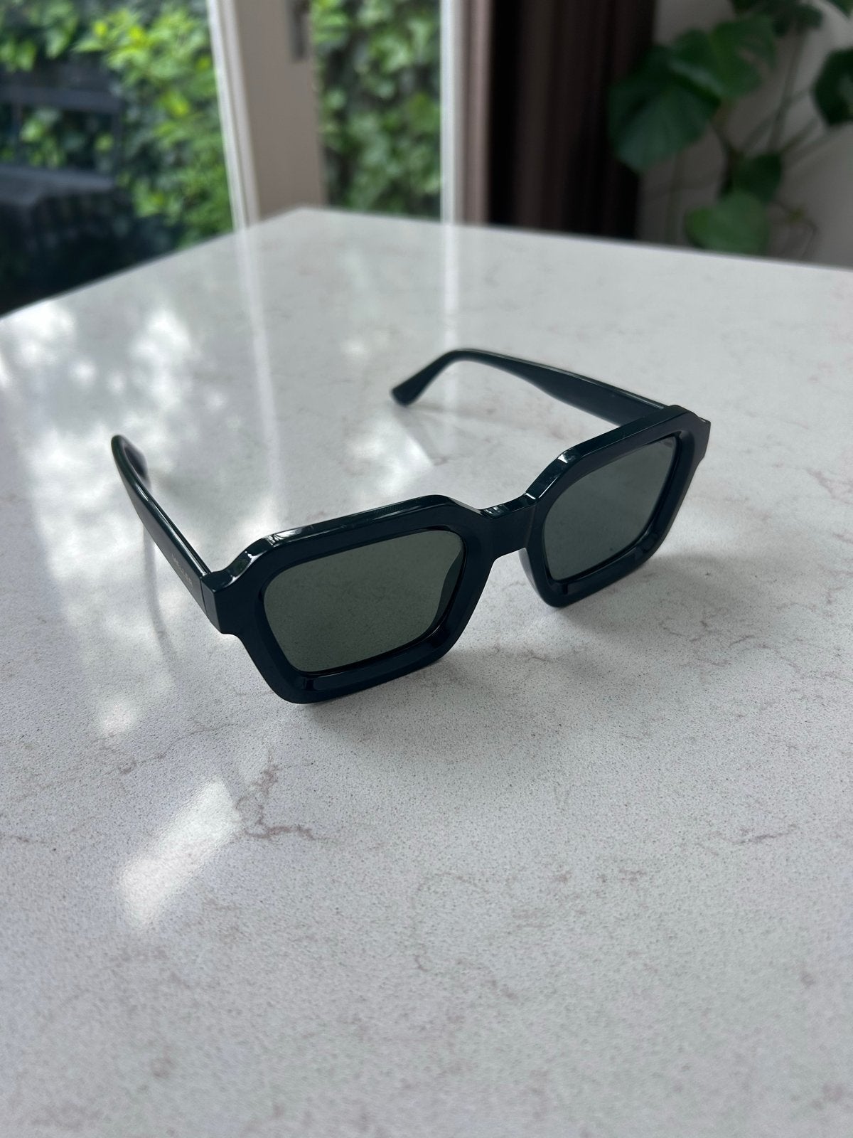 Meller Zonnebril - NAYAH donkergroen pine olive SUNGLASSES, Overige merken, Zonnebril, Ophalen of Verzenden, Zo goed als nieuw