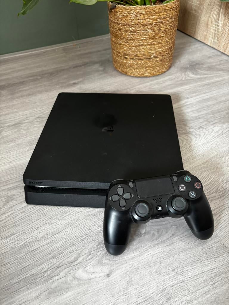 Playstation 4 Slim 500GB + controller, Spelcomputers en Games, Ophalen, Zo goed als nieuw, Met 1 controller, Slim