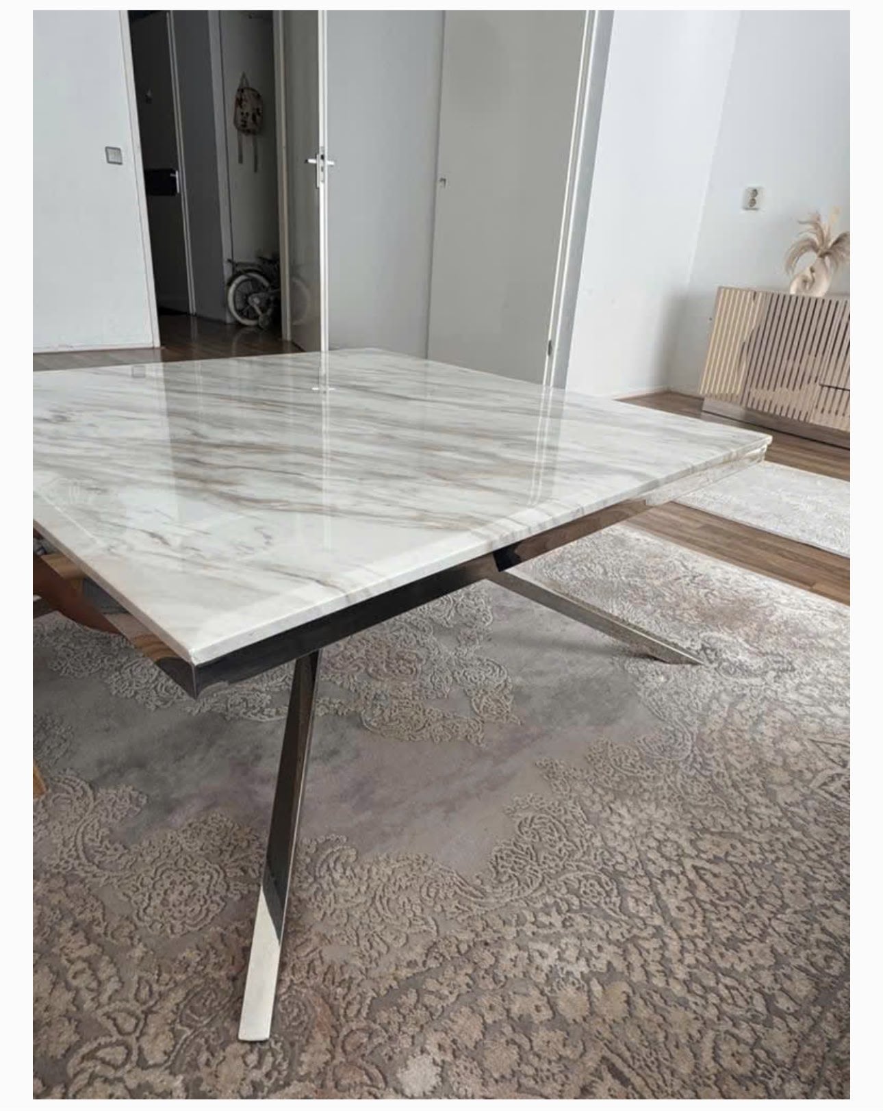 Moderne marmeren salontafel met metalen onderstel, Ophalen, Overige materialen, 100 tot 150 cm, Vierkant