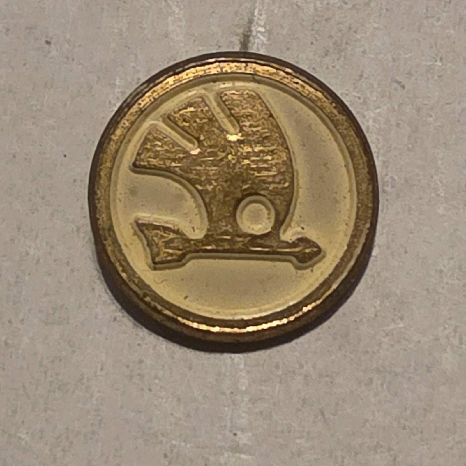 Vintage Škoda Pin - Gouden Adelaar Logo Speldje, Ophalen of Verzenden, Zo goed als nieuw, Merk, Speldje of Pin